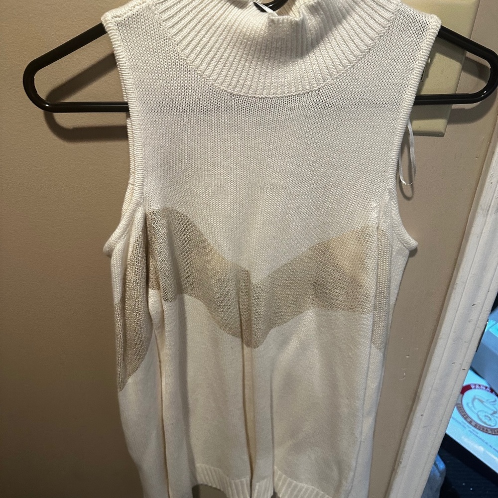 Shoulder-less sweater